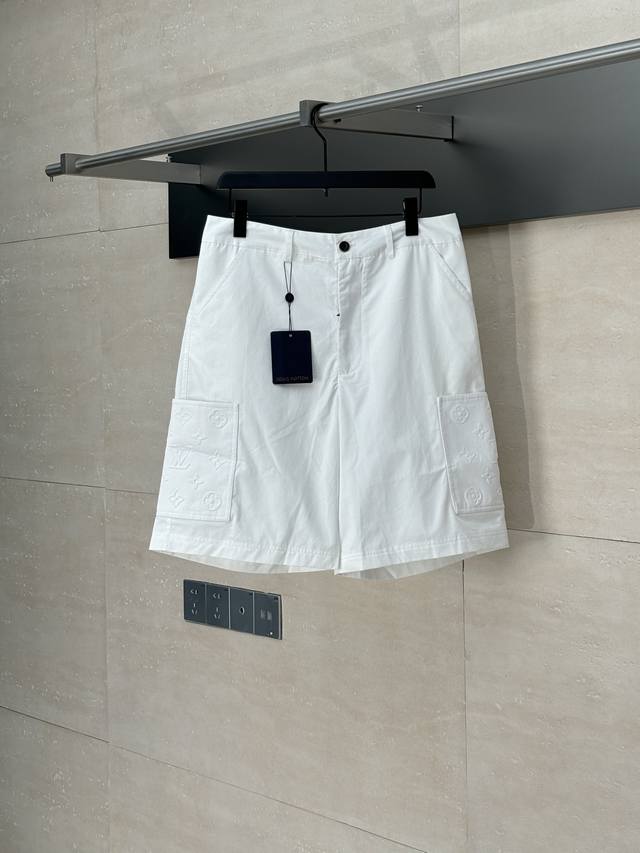 LV 路易 25Fw 早秋新款侧边压花套装短裤 深蓝色细棉布面料 经典Monogram压纹点缀 直筒版型剪裁 隐藏式纽扣门襟开合 Size：S M L Xl