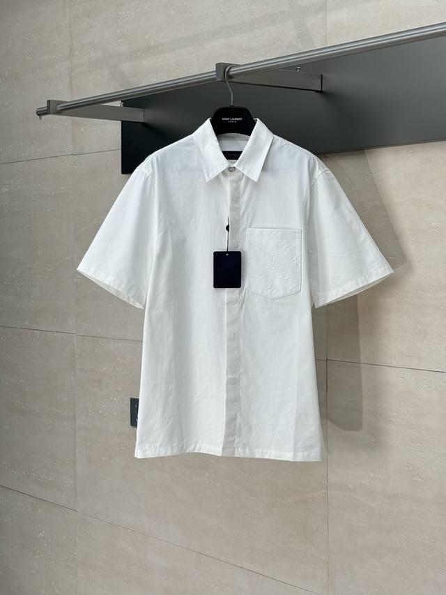 LV 路易 25Fw 早秋新款口袋压花短袖衬衫套装 深蓝色细棉布面料 前胸贴布口袋 经典Monogram压纹点缀 直筒版型剪裁 隐藏式纽扣门襟开合 Size：S