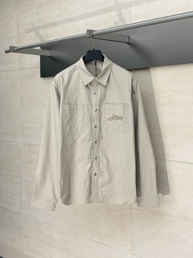 Dio* 迪奥 25秋冬新款Lh汉密尔顿联名刺绣衬衫 采用定制蓝色棉质面料，摸起来软糯又有筋骨，不是廉价货能比的！用了意大利进口的面料预缩定型机，水洗多少次都不