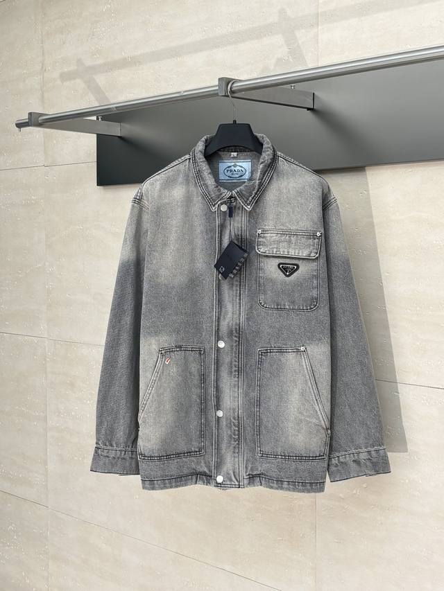prad* 普拉达 25Fw 三角标水洗牛仔 意大利高密度器械制造。原胚底不含氨纶几乎无弹，传达牛仔单品本身的拙朴质感。硫化黑面料，重酵磨炒盐渐变洗水效果，成衣
