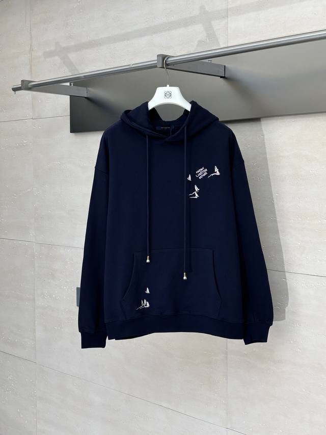 LV 路易 刺绣帆船字母连帽卫衣 采用定制纯棉面料匠心制作，质感卓越手感舒适柔软，亲肤不刺激，前后饰以帆船刺绣点缀，采用榻榻米工艺，刺绣出多彩颜色帆船图案字母图
