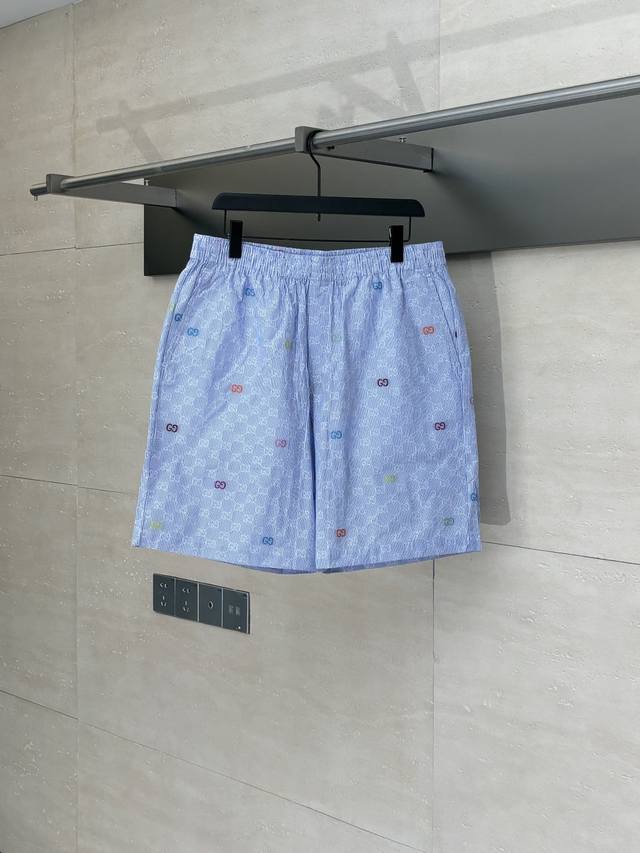 Gucc* 古驰 采花提花条纹休闲短裤 采用优质浅蓝色与白色相间的棉质面料制成，触感柔软舒适。面料表面精心点缀多色Gg切丝装饰，为整体增添奢华质感与灵动气息。衬