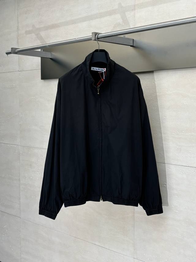 Acne Studio* 做旧处理撞色徽标拉链夹克外套 定制幻光雅棉细织绸 柔软丝滑 舒适贴肤 以泛黄的米白为色调 那不经意间晕染的做旧效果 邂逅复古情怀载体