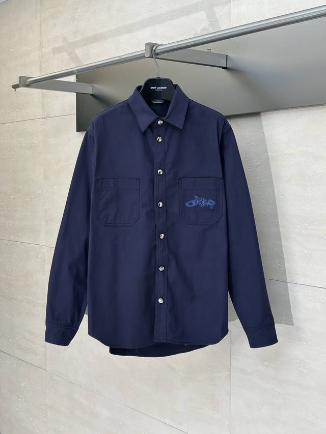 Dio* 迪奥 25秋冬新款Lh汉密尔顿联名刺绣衬衫 采用定制蓝色棉质面料，摸起来软糯又有筋骨，不是廉价货能比的！用了意大利进口的面料预缩定型机，水洗多少次都不