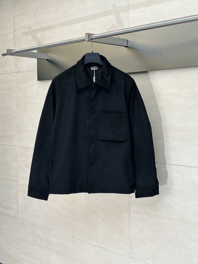 Dio* 迪奥 反绒麂皮感简约风皮夹克 以其优雅的色调与精致的反绒材质，为都市精英们提供了一个完美的选择，简约的设计语言中蕴含着商务人士都沉稳与内敛，让你在任何