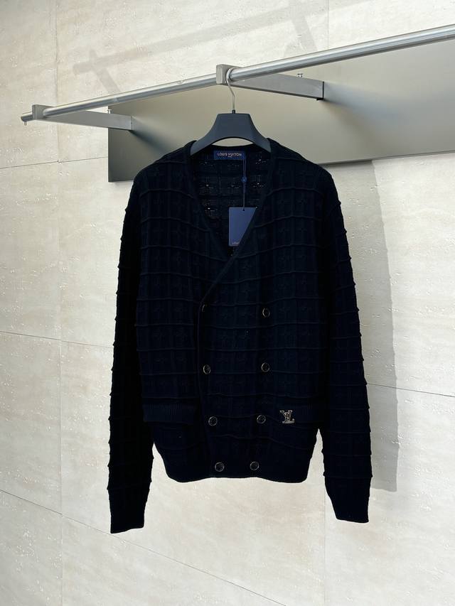 LV 路易 字母徽章绞花提花双排扣针织开衫 整件衣服采用正10针进口机织成，全幅带有花卉标识Logo，绞花设计风格织成成品。成衣洗水固定版型与增加手感。 Siz