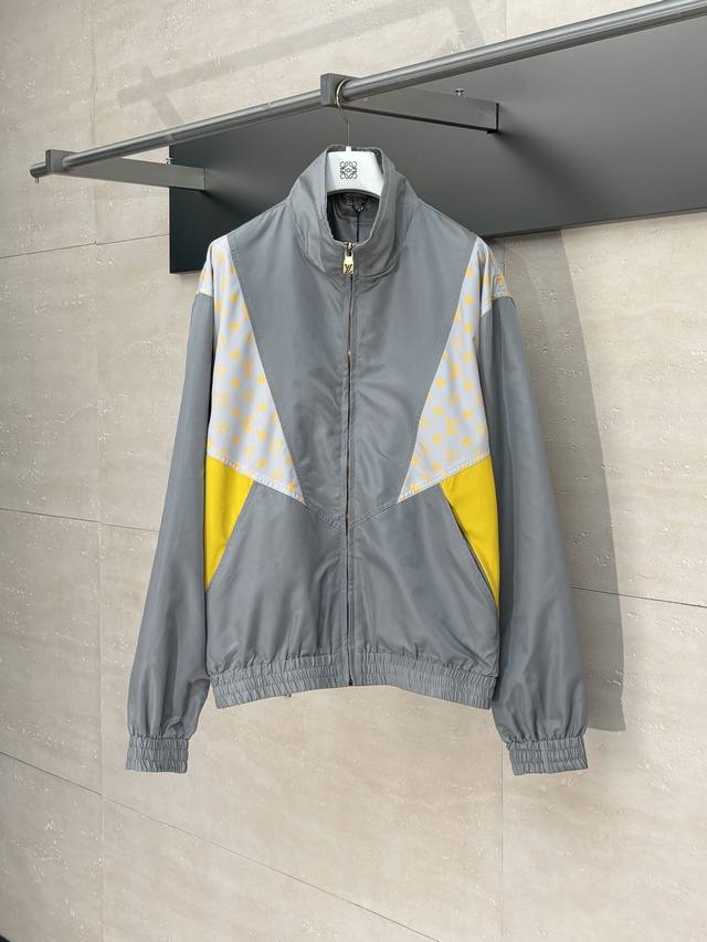 LV 路易 25Ss新款尼龙拼接夹克外套 采用锦纶面料，摸上去顺滑又挺括，既保证了穿着时的舒适度，又能让外套长久地保持好看的版型，不会轻易变形走样，拼接部分，不