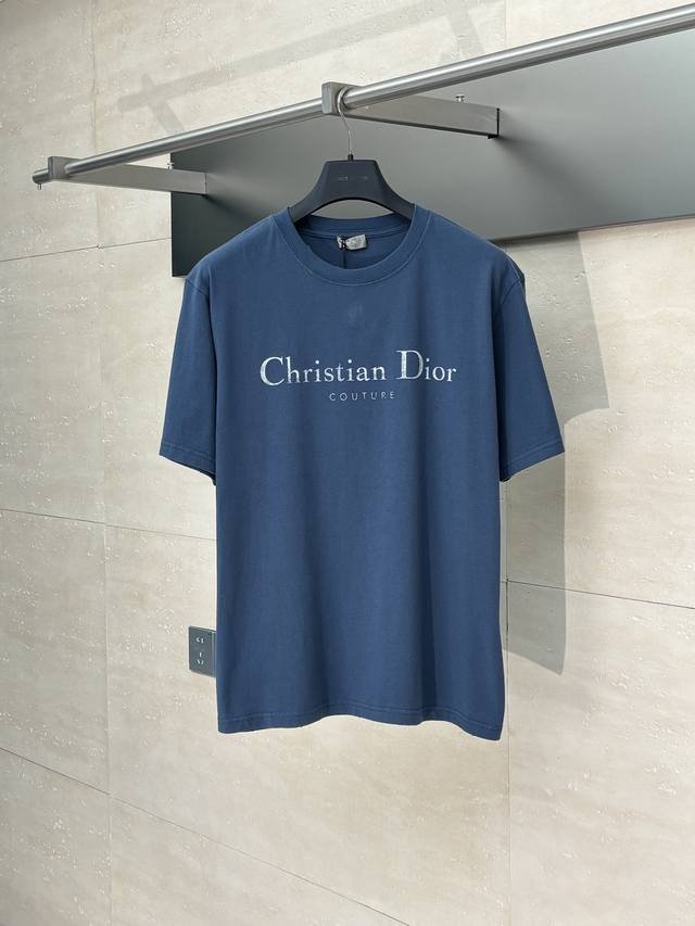 Dio* 迪奥 25Ss新款胸前斑驳字母印花破洞短袖 进口纯棉面料，外观挺括，具有棉织物柔软的特性 透气干爽可以快速排出水分，出汗不粘身 高密度网点印花工艺 印