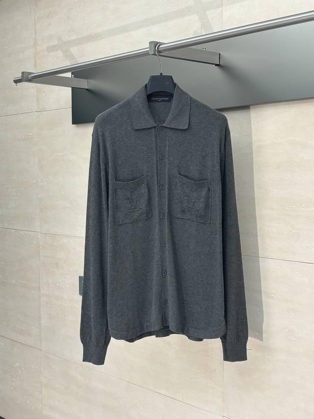 LV* 路易 25Ss新款纯色Logo嵌花长袖针织衫 采用40支双股精梳棉棉纱，进口 Stoll 织机14针，毛料酵洗，毛料提花 Size：S M L Xl