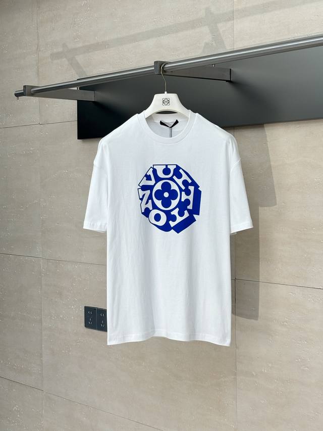 LV* 路易 25Ss新款字母印花短袖T恤 采用高克重克重纯棉面料，手感非常舒服 前后蓝色印花设计，亮眼吸睛 Os落肩版型，超级百搭的一款 螺纹领口不松垮，高温