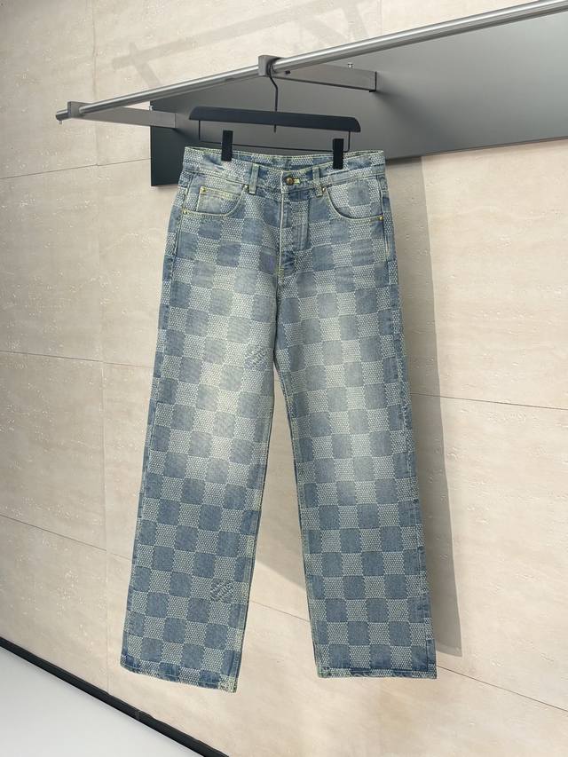 LV* 路易25新款棋盘格牛仔直筒长裤 新款铜扣 面料融入3D Damier提花，经典的格子图案融合3D提花两种技术相结合，通过织机在面料上织出立体花纹的工艺。