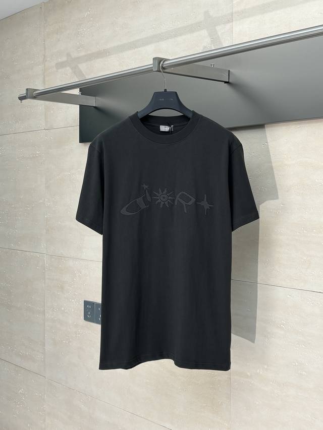 Dio* 迪奥 25Ss新款刺绣圆领字母短袖T恤 定制全棉材质，透气舒适，质感十足 宽松短袖T恤裁剪，凸显品牌格调 大身胸前刺绣工艺还原花体字母和太阳图案造型M