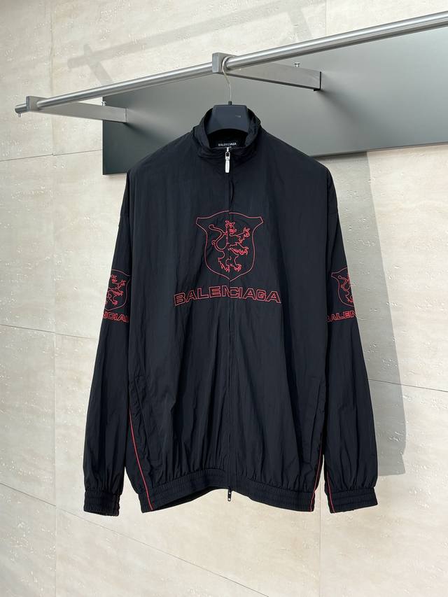 Balenciaga* 巴黎25新款Lion Ub曼联运动冲锋衣外套 采用进口田岛机万针刺绣线型采用进口高士线字母图案勾勒设计清晰人工精准 选用定制尼龙面料，质