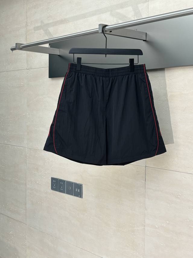 Balenciaga* 巴黎25新款Lion Ub曼联运动短裤 采用进口田岛机万针刺绣线型采用进口高士线字母图案勾勒设计清晰人工精准 选用定制尼龙面料，质感十足