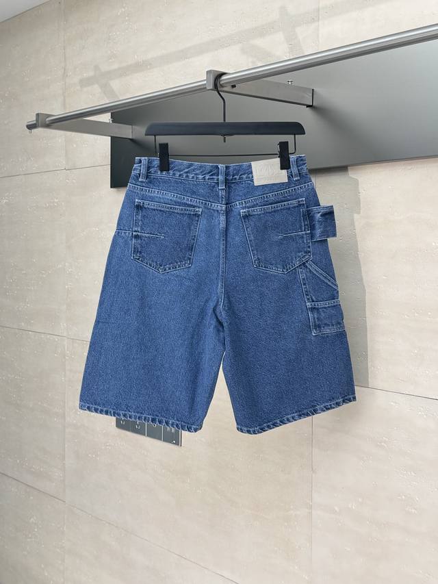 Dio 迪奥 25Ss新款菱角线刺绣牛仔短裤 此款牛仔裤短裤采用藤格纹刺绣拼接诠释了Dio新颖且独特的设计，全款以蓝色棉质牛仔面料制作，2个侧面斜插口袋和4个后