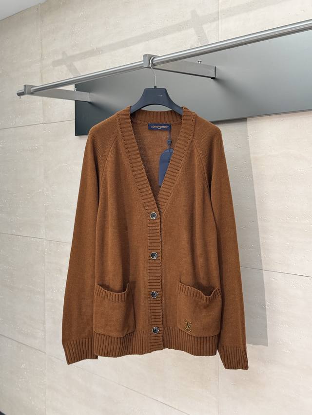 LV 路易 小标五金针织开衫毛衣 原版16,700购入开发，面料定染纱线采用70%羊毛，30%羊绒，50支双股采用最先进的进口10针织台，提花编织耗时280分钟