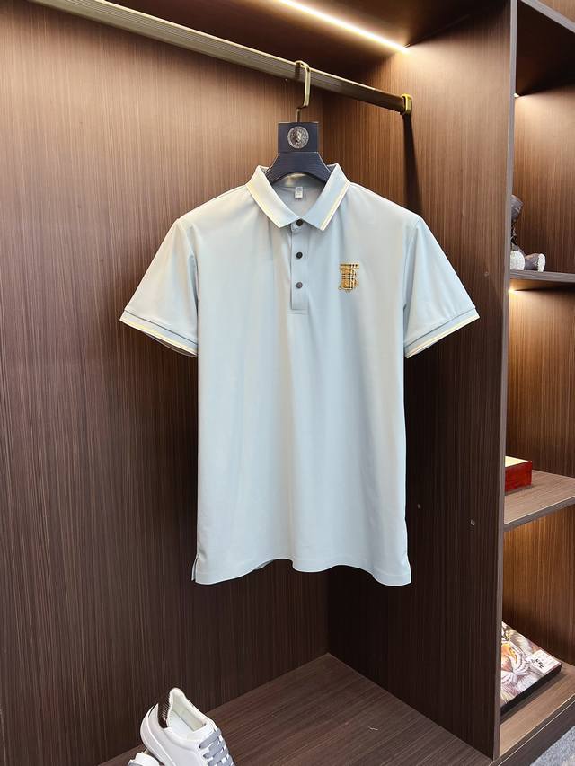 巴宝莉 高端定制、2025新款时尚翻领短袖polot恤、原版复刻、客供原版进口丝光棉面料、原版复刻经典品牌Logo、剪裁完美、做工精致、必入单品首选！尺码：M-
