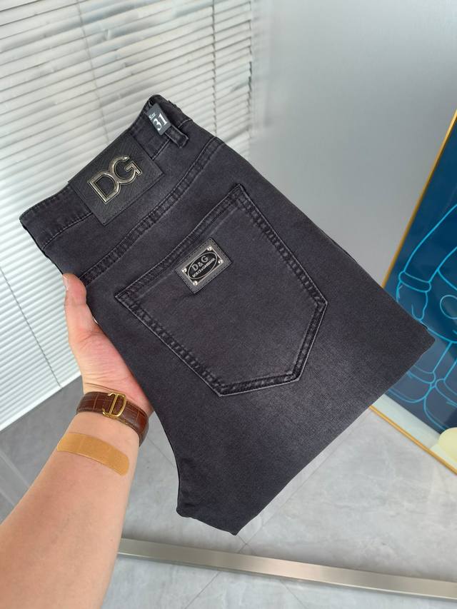 Dg 新款来袭2680新春爆款新品 专柜有售 实体店极品牛仔裤专柜原版1:1好货，适合各个年龄段。市场最高版本的欧洲进口面料。舒适柔软亲肤，上身效果超级棒时尚百