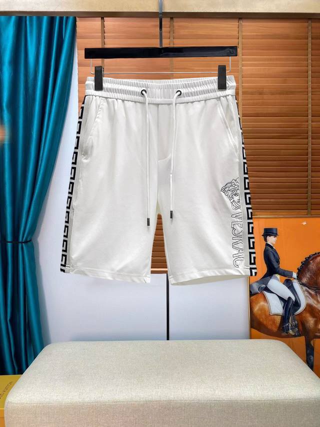 范思哲 2025Ss夏季新款原单专柜休闲短裤，奢华经典品牌原版Logo配饰 专柜热销款 身穿着非常舒适 低调不失奢华 穿出去非常有档次 裤型款式和裁剪亦无需多言