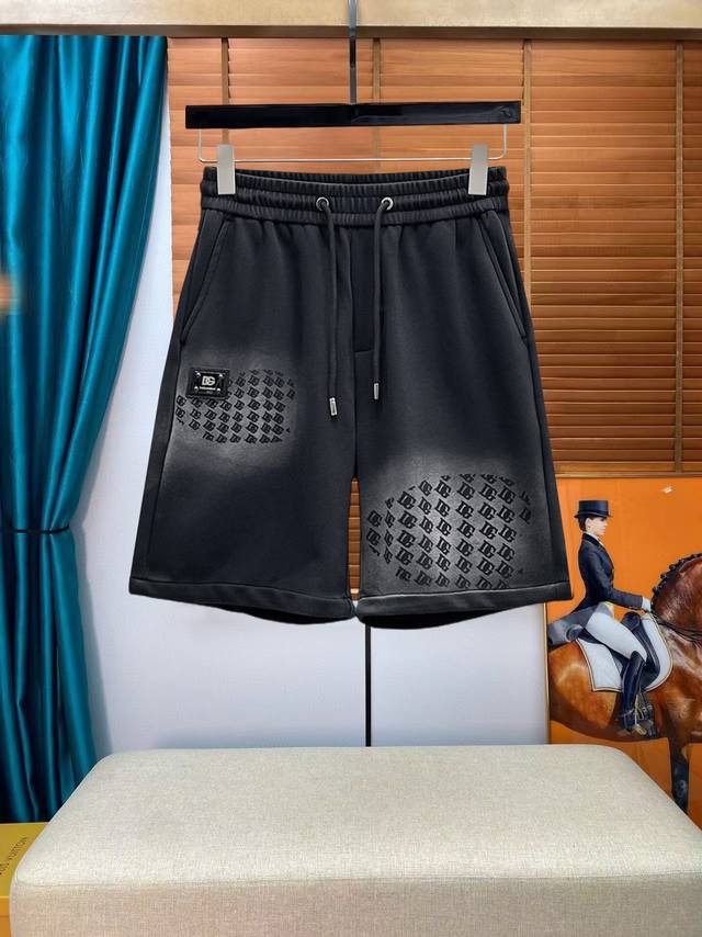Dg 2025Ss夏季新款原单专柜休闲短裤，奢华经典品牌原版Logo配饰 专柜热销款 身穿着非常舒适 低调不失奢华 穿出去非常有档次 裤型款式和裁剪亦无需多言