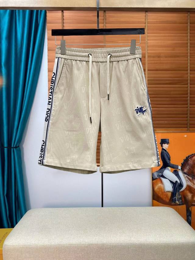 迪奥 2025Ss夏季新款原单专柜休闲短裤，奢华经典品牌原版Logo配饰 专柜热销款 身穿着非常舒适 低调不失奢华 穿出去非常有档次 裤型款式和裁剪亦无需多言