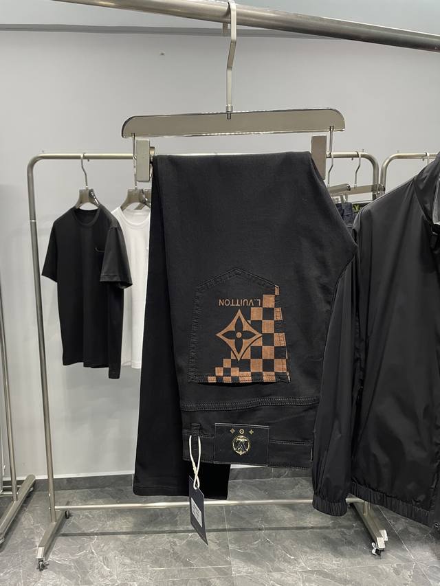 Lv25Ss春夏新品奢华金属扣设计男士立体剪裁提臀水洗休闲修身弹力黑色牛仔裤！ 独家重磅订单，迄今为止最高规格的路易牛仔裤登录，同时它也是最好看最舒适的极品牛仔