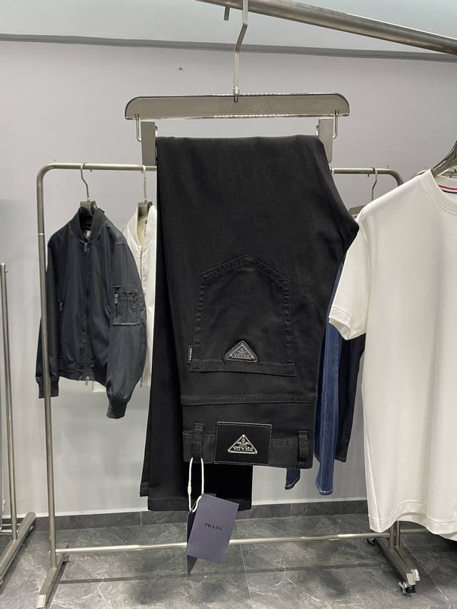 pra2025春夏新款经典黑色弹力棉质牛仔裤，男士后口袋金属三角标Logo时尚修身牛仔长裤！贸易公司渠道稀出，领先官网发售！质感爆棚的p家早秋新款牛仔裤装，常规