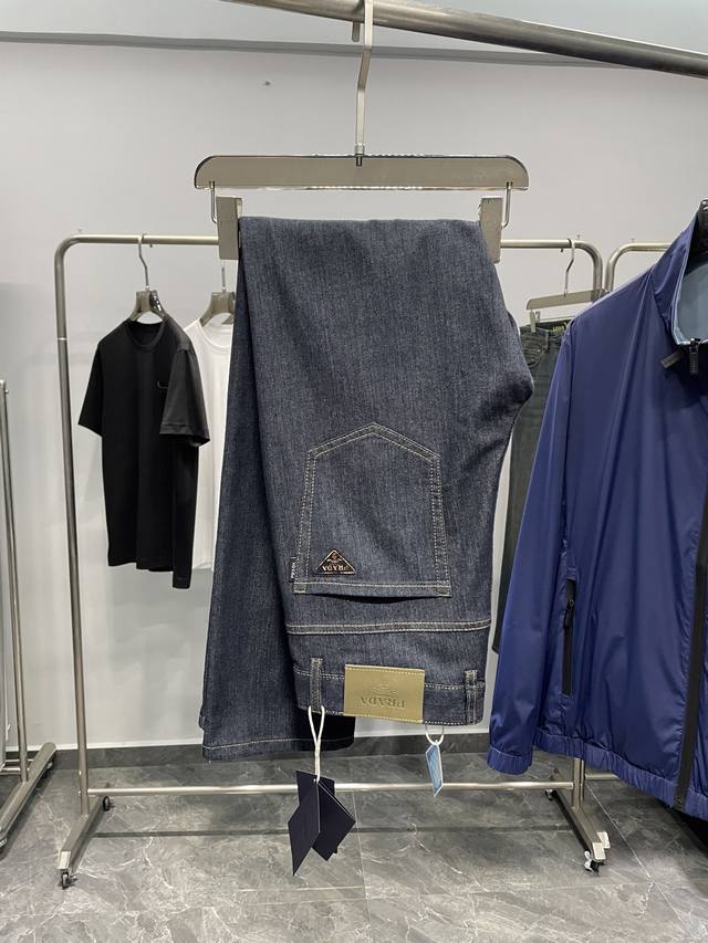 pra25Ss春夏新款休闲五口袋系列男士牛仔裤！后口袋三角标Logo印花表示商务休闲复古深蓝色牛仔裤！同样是每年必出的三角标系列，每年都有，每年都是爆款，很多老