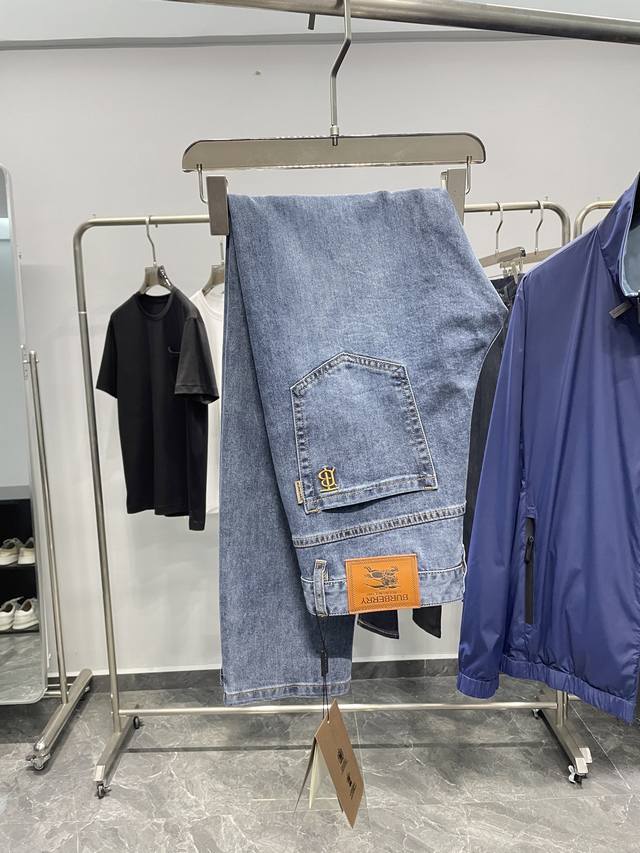 Bur25Ss春夏新品后腰金线Tb字母刺绣Logo修身男士长裤水洗休闲弹力牛仔裤！贸易公司渠道稀出，领先官网发售！腔调感极强的一款牛仔裤，都是时尚是个轮回，那么