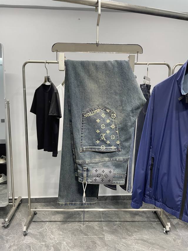 Lv25Ss春夏新款复古水洗做旧棉质弹力牛仔裤，男士后兜劲爆点老花标识印花时尚修身牛仔长裤！贸易公司渠道稀出，领先官网发售！1V家最新牛仔系列单品奉献，这条裤子