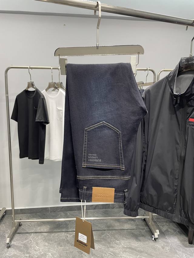 Bu25Ss春夏新款复古深蓝色水洗修身直筒牛仔裤，男士后兜专属字母印花标识休闲百搭牛仔长裤！ 贸易公司渠道稀出，领先官网发售！高端罕见私密订单臻品，品相一流，四