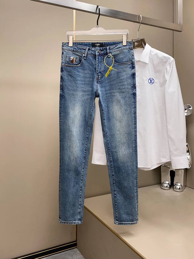 25Ss春季新款经典双F元素装饰男款小直筒修身牛仔裤！一款结合了时尚和舒适的优质产品, 绝对是你的不二之选！ 精选客供进口优质100%纯棉牛仔面料制作而成, 面