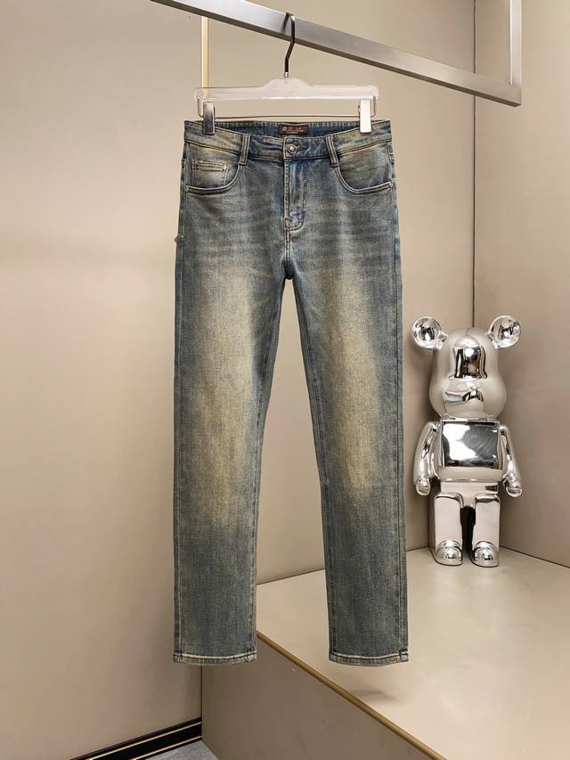 Ss春夏季出品新款男士牛仔裤，男款当下最潮流的颜色，时尚休闲微弹力牛仔裤，超级百搭裤型修身显瘦，高颜值百搭色，高端品质时尚休闲牛仔裤，时髦感以及辨识度都超高，颜