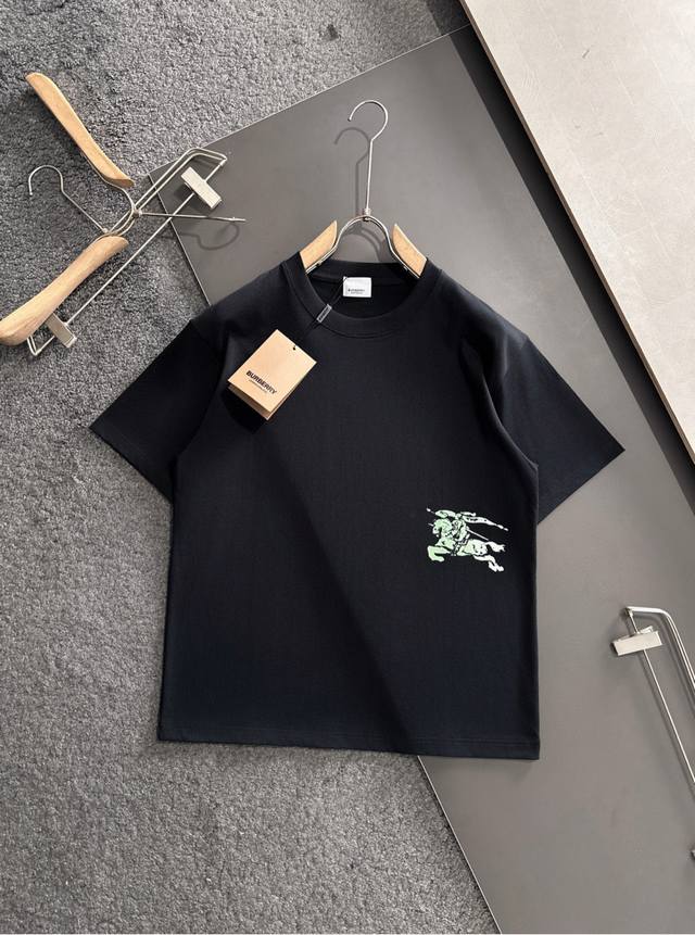 巴宝莉 2025Ss春夏最新款圆领时尚短袖T恤，官网同步，专柜纯棉面料！贴肤舒适，耐看又好穿，经典简约Logo设计，原厂工艺一丝不苟，型男必备单品 码数S-3X