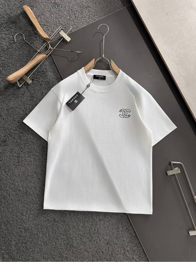 香奈儿 2025Ss春夏最新款圆领时尚短袖T恤，官网同步，专柜纯棉面料！贴肤舒适，耐看又好穿，经典简约Logo设计，原厂工艺一丝不苟，型男必备单品 码数S-3X
