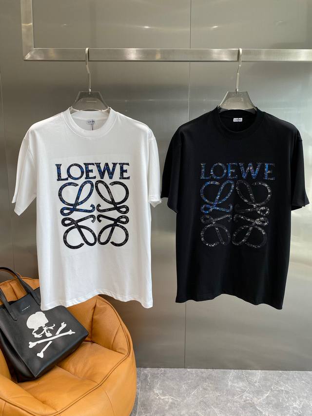 Loewe 2025春夏系列新品 男士圆领短袖奢华品牌字母Logo标识标注宽松版型剪裁，上身就能体会这款设计带来的年轻与时尚感！整体时尚而有潮流，采用顶级欧洲丝