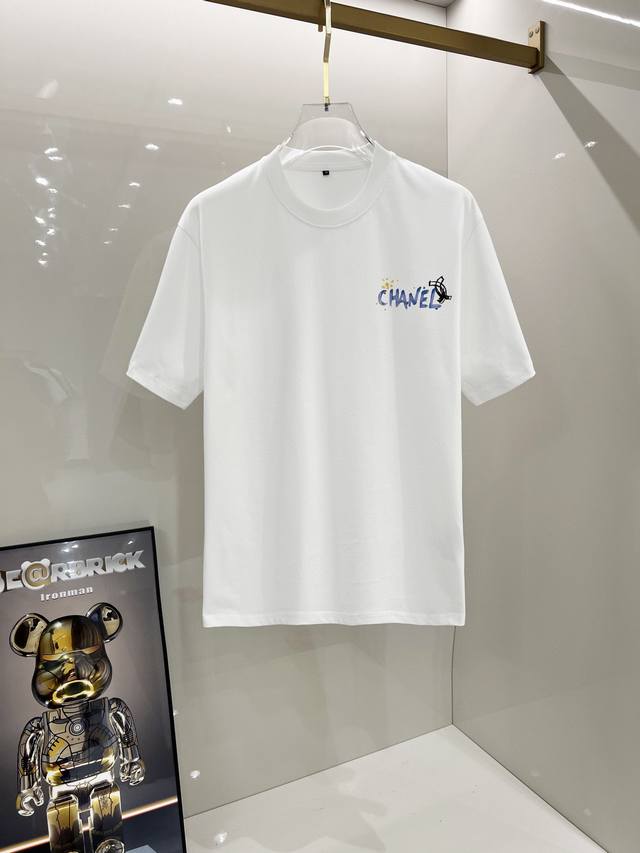 香奈儿 2025春夏系列新品 男士圆领短袖奢华品牌字母Logo标识标注宽松版型剪裁，上身就能体会这款设计带来的年轻与时尚感！整体时尚而有潮流，采用顶级欧洲丝光双