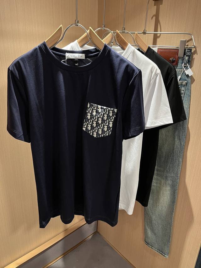 Dio*迪家 2025春夏新款男女同款短袖T恤，专柜同步发售！定制专属纯棉面料，定制原版工艺螺纹，胸前口袋Logo图案设计！简约大方，从容百搭，档次极高，完美融