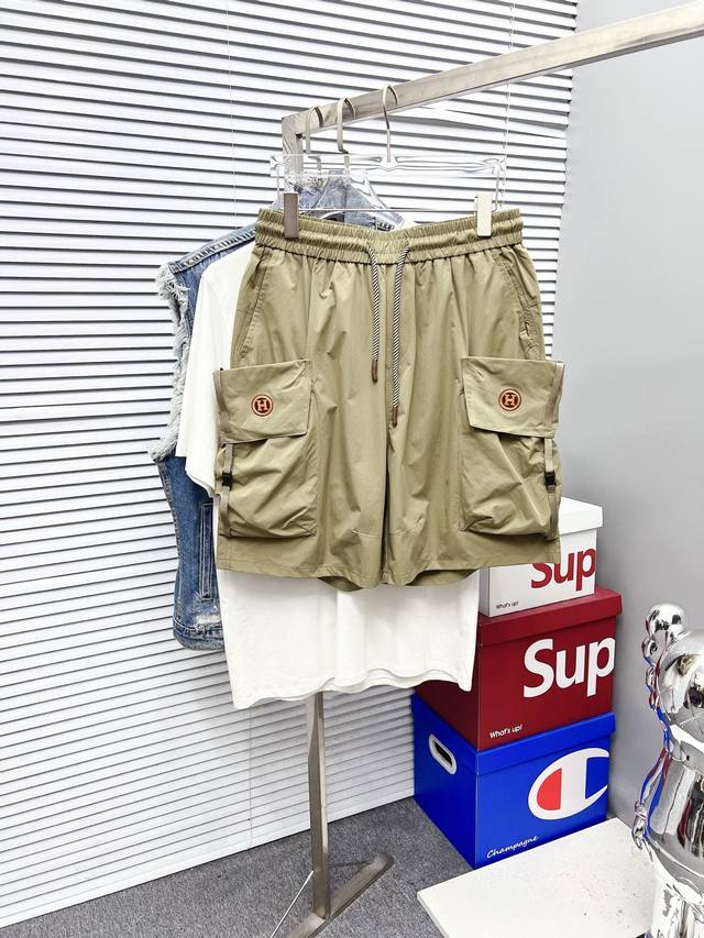 爱马仕 2025夏季新款男士休闲短裤 高级定制夏季专用休闲裤透气面料 透气舒适度高，细节无可挑剔，品牌元素设计理念，体现高品质。手感细腻柔软！呈现休闲裁剪，简单