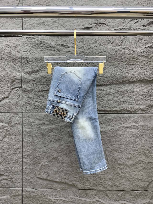 范思哲 男士丹宁牛仔裤，官宣画册海报穿搭款！ 客供高级进口的丹宁原色面料，特选日本冈山纯正13Oz 盎司牛仔布料，重磅环保植物酵素水洗工艺，肌理有着淡淡的复古色