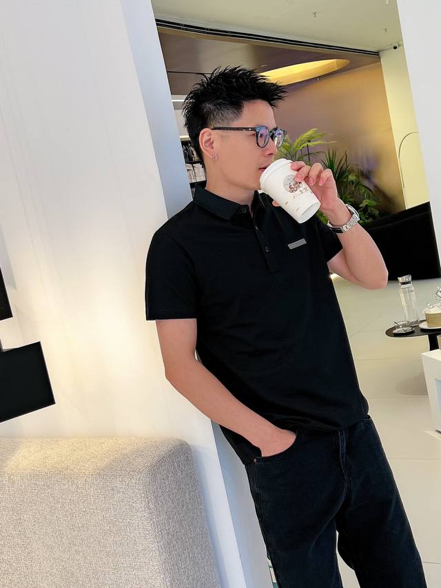 L家25初春新款渠道新品 好多polo衫都显得老气，而这款却意外的阳光帅气 上身超级洋气有气质，女生也能轻松驾驭起来！ 客供定制的珠地网眼棉布精心制作 面料非常