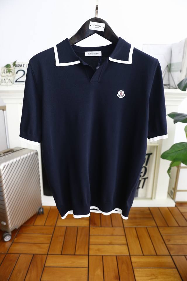 蒙口 Mon*Ler. 2025夏季新品男士短袖时尚经典翻领设计！高级定制百搭款式 任何人都可以轻松驾驭 采用舒适针织面料！奢华经典品牌Logo设计，非常显档次