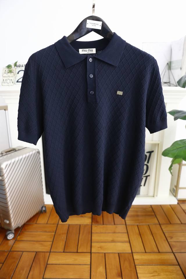 Miumiu. 2025夏季新品男士针织短袖时尚经典翻领设计！高级定制百搭款式 任何人都可以轻松驾驭 采用高档针织面料！奢华经典品牌Logo设计，非常显档次懂货