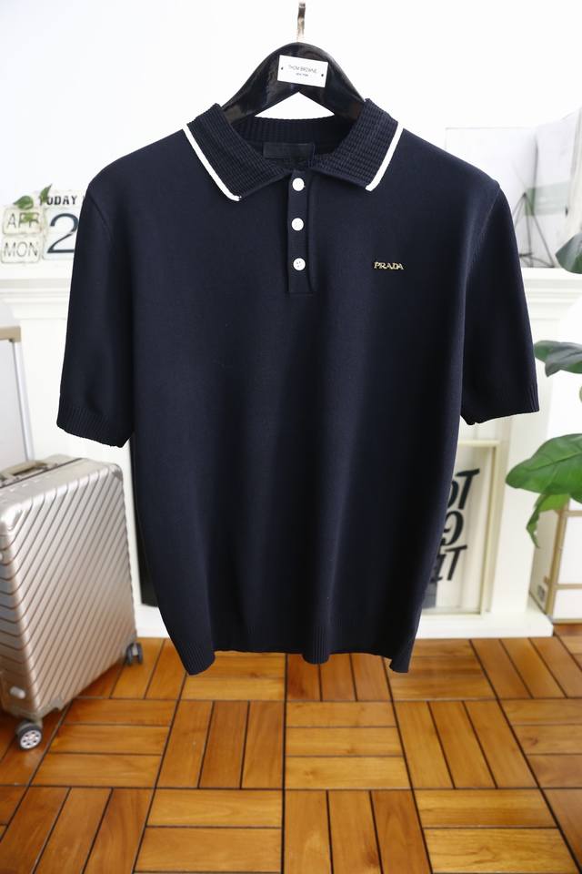 普拉* pr*Da. 2025夏季新品男士短袖时尚精致三扣翻领设计！胸前品牌立体字母Logo搭配！高级定制百搭款式 任何人都可以轻松驾驭 采用舒适针织面料！奢华