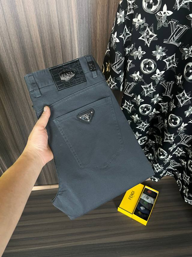 普拉达 2680春夏新品 专柜有售 实体店极品休闲裤专柜原版1:1好货，适合各个年龄段。市场最高版本的欧洲进口面料。舒适柔软亲肤，上身效果超级棒时尚百搭，笔挺有