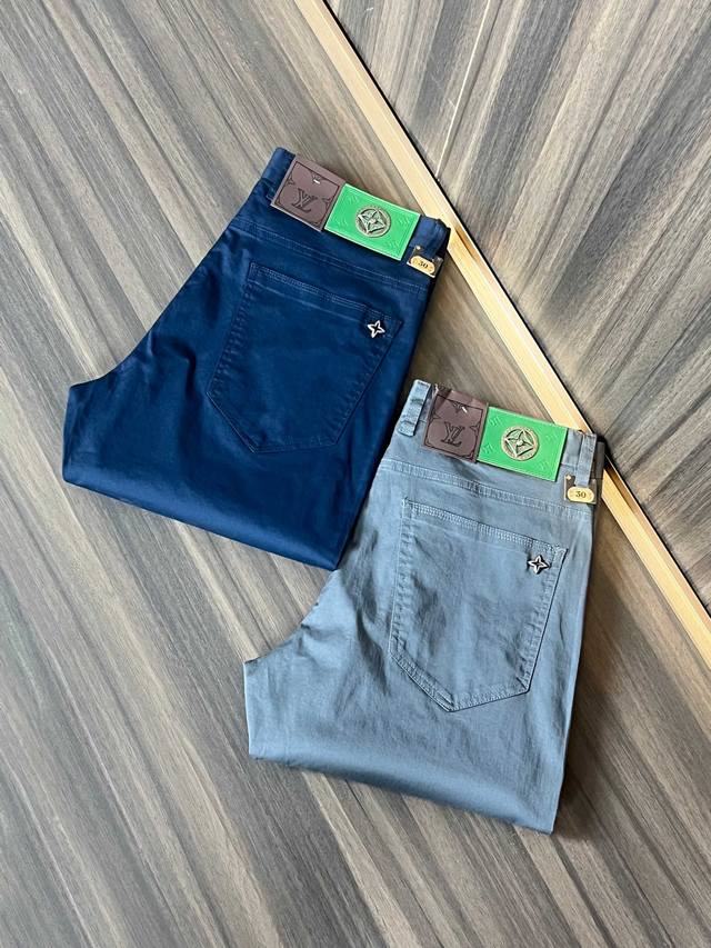 Lv 2680春夏新品 专柜有售 实体店极品休闲裤专柜原版1:1好货，适合各个年龄段。市场最高版本的欧洲进口面料。舒适柔软亲肤，上身效果超级棒时尚百搭，笔挺有型
