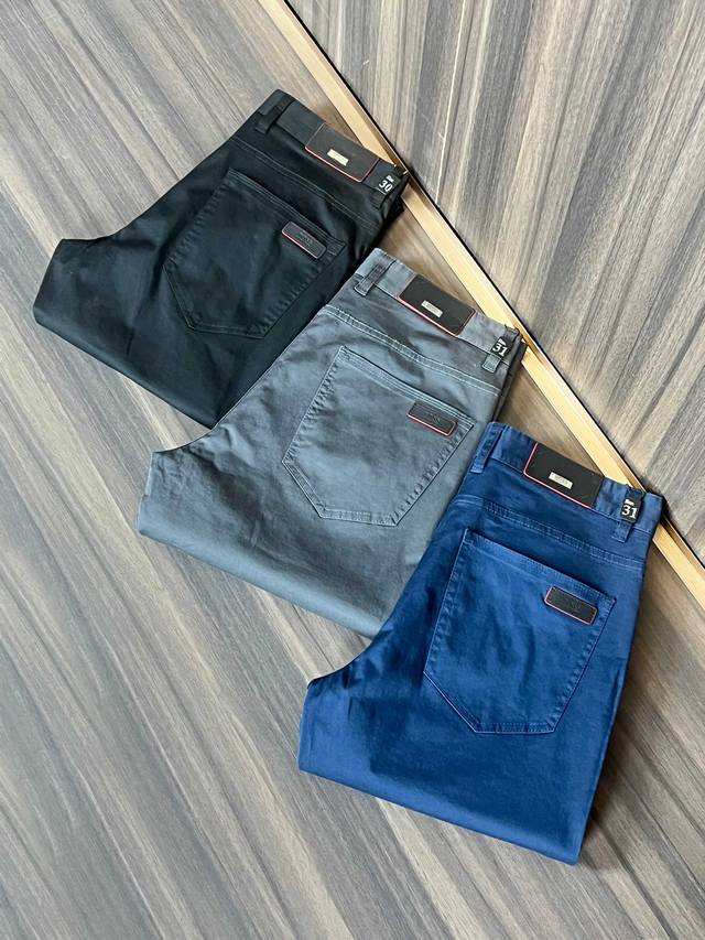 Boss 2680春夏新品 专柜有售 实体店极品休闲裤专柜原版1:1好货，适合各个年龄段。市场最高版本的欧洲进口面料。舒适柔软亲肤，上身效果超级棒时尚百搭，笔挺