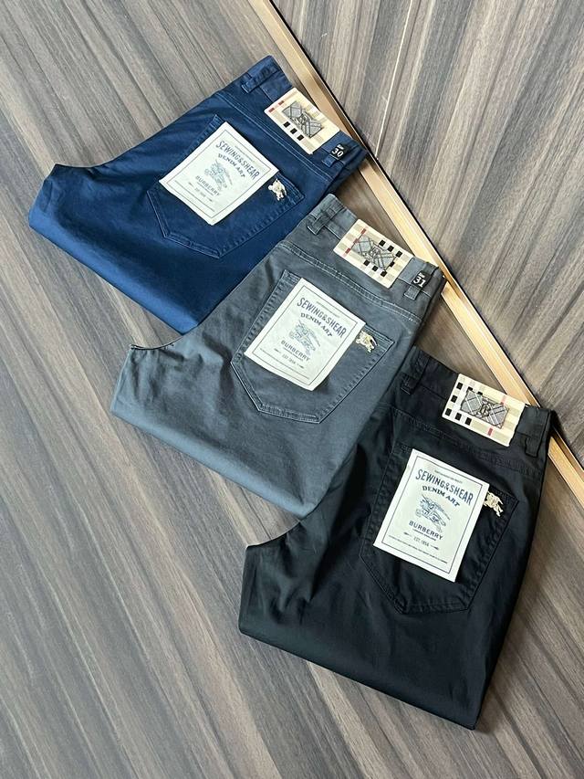 巴宝莉 2680春夏新品 专柜有售 实体店极品休闲裤专柜原版1:1好货，适合各个年龄段。市场最高版本的欧洲进口面料。舒适柔软亲肤，上身效果超级棒时尚百搭，笔挺有