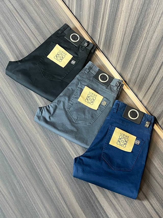 罗意威 2680春夏新品 专柜有售 实体店极品休闲裤专柜原版1:1好货，适合各个年龄段。市场最高版本的欧洲进口面料。舒适柔软亲肤，上身效果超级棒时尚百搭，笔挺有