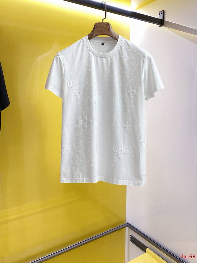 Lv 高端商务 白领 单位人士必入单品！ 无痕压胶冰丝休闲商务短袖polo，科技面料，冰丝无痕，体感非常棒，手感顺滑质感很棒！弹性好，无任何束缚感，面料自带透气